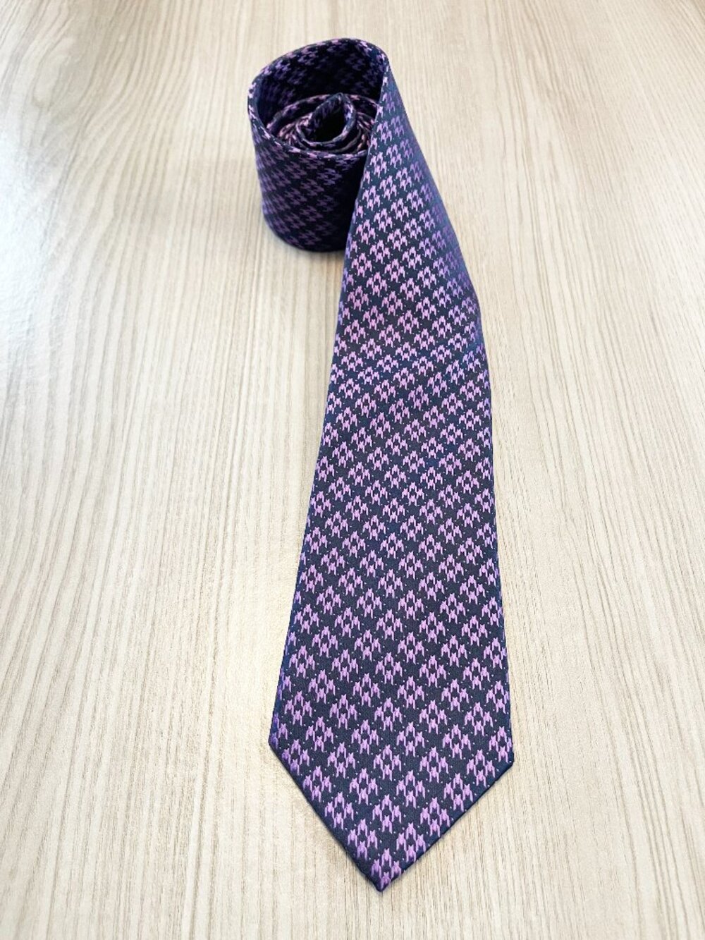 Angelino Men’s 100% Silk Tie Purple Black Geometric Novelty Pattern Necktie